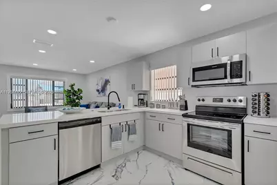 895 W 39th Pl #1, Hialeah, FL 33012 - Photo 11