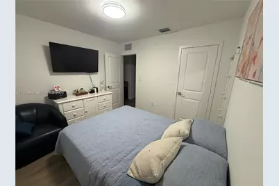 1043 SE 24th Ave, Homestead, FL 33035 - Photo 11