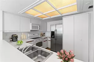 400 South Pointe Dr, Miami Beach, FL 33139 - Photo 13