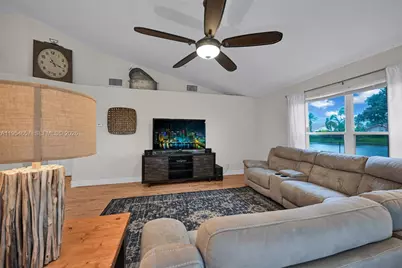 9421 Hollyhock Ct, Davie, FL 33328 - Photo 11