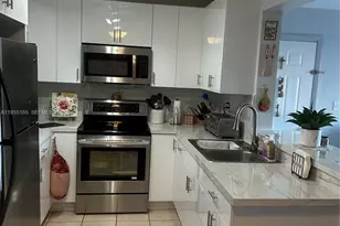 200 W Palm Cir W, Pembroke Pines, FL 33025 - Photo 3