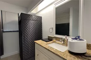 323 W Canterbury Dr W, Riviera Beach, FL 33407 - Photo 23