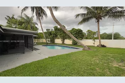 323 W Canterbury Dr W, Riviera Beach, FL 33407 - Photo 29