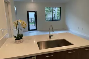 4657 NW 83rd Pkwy, Doral, FL 33166 - Photo 7