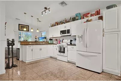 19897 NW 62nd Ave, Hialeah, FL 33015 - Photo 11