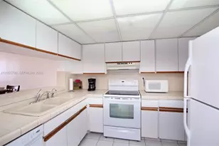 2555 Collins Ave, Miami Beach, FL 33140 - Photo 5