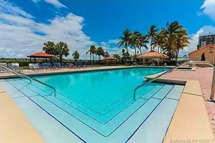 2555 Collins Ave, Miami Beach, FL 33140 - Photo 17