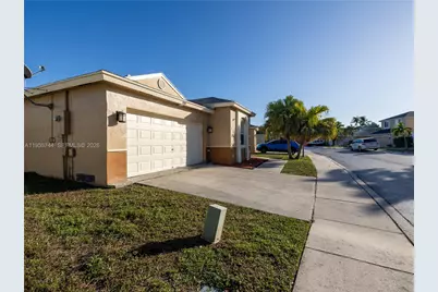 200 W Riverbend Dr, Sunrise, FL 33326 - Photo 5