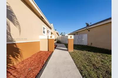 200 W Riverbend Dr, Sunrise, FL 33326 - Photo 9