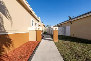 200 W Riverbend Dr, Sunrise, FL 33326 - Photo 9