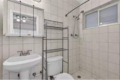 5700 NW 111th Ter, Hialeah, FL 33012 - Photo 17