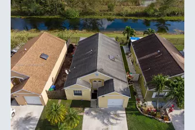 9936 W Daffodil Ln, Miramar, FL 33025 - Photo 3