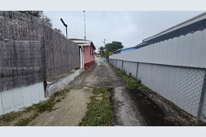 2764 NW 31st St, Miami, FL 33142 - Photo 29