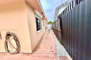 1201 NW 78th Ave, Pembroke Pines, FL 33024 - Photo 17