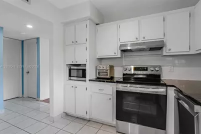 182 Lakeview Dr #204, Weston, FL 33326 - Photo 1