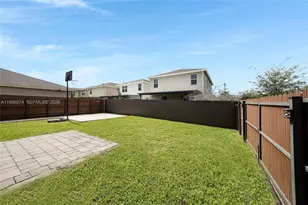 572 NE 6th Pl, Homestead, FL 33034 - Photo 3