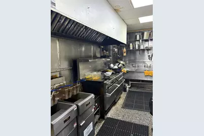 8401 NW South River Dr, Medley, FL 33166 - Photo 17