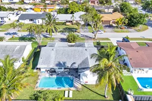 8810 NW 7th St, Pembroke Pines, FL 33024 - Photo 5