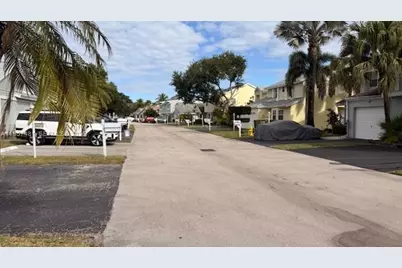 1091 SW 110th Ter, Davie, FL 33324 - Photo 3