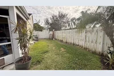 1091 SW 110th Ter, Davie, FL 33324 - Photo 31