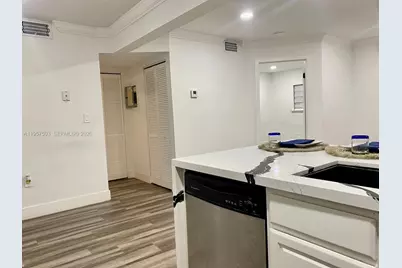 300 W Palm Cir W #307, Pembroke Pines, FL 33025 - Photo 9