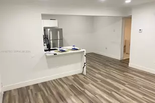 300 W Palm Cir W, Pembroke Pines, FL 33025 - Photo 11