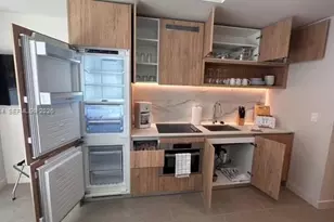 11 NE 6th St, Miami, FL 33132 - Photo 15