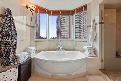 300 S Pointe Dr #605, Miami Beach, FL 33139 - Photo 17