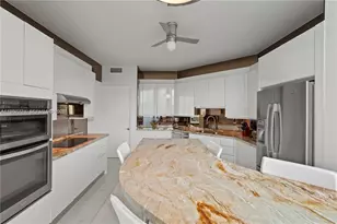 300 South Pointe Dr, Miami Beach, FL 33139 - Photo 11