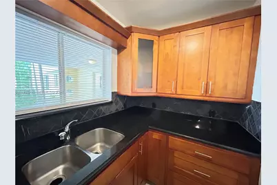 2880 Pine Tree Dr #9, Miami Beach, FL 33140 - Photo 3