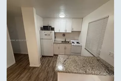 34 SW 5th St #2, Hallandale Beach, FL 33009 - Photo 5