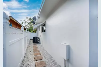 735 NE 38th St, Oakland Park, FL 33334 - Photo 15
