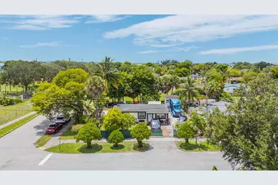 901 NW 34th Ter, Lauderhill, FL 33311 - Photo 13