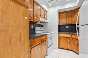 1430 Brickell Bay Dr, Miami, FL 33131 - Photo 9