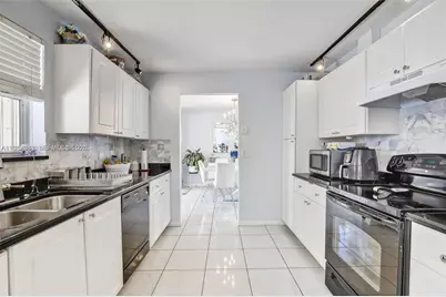 9710 SW 9th Ct, Pembroke Pines, FL 33025 - Photo 11