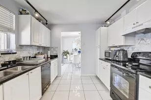 9710 SW 9th Ct, Pembroke Pines, FL 33025 - Photo 11