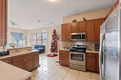 8968 NW 180th Ter, Hialeah, FL 33018 - Photo 9