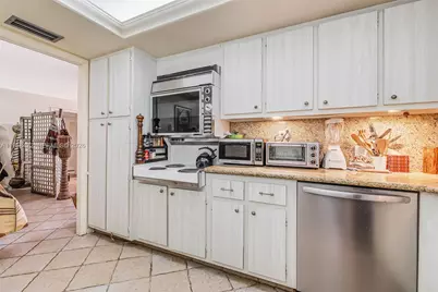 6039 Collins Ave #833, Miami Beach, FL 33140 - Photo 27