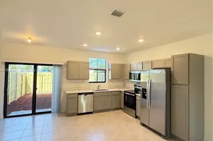 323 NE 16th St, Florida City, FL 33034 - Photo 5