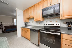 1560 NE 11th St, Homestead, FL 33033 - Photo 9