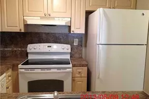 9688 Fontainebleau Blvd, Miami, FL 33172 - Photo 3