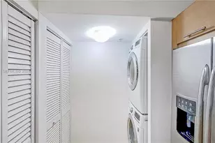 31 SE 5th St, Miami, FL 33131 - Photo 13