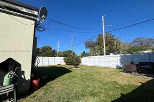 1701 NE 180th St, North Miami Beach, FL 33162 - Photo 25