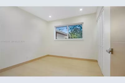 2749 NE 10th Ave, Wilton Manors, FL 33334 - Photo 9