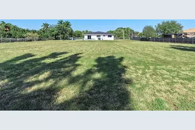 19530 SW 210th St, Miami, FL 33187 - Photo 3