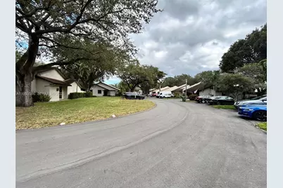 1540 NW 98th Ter, Pembroke Pines, FL 33024 - Photo 51