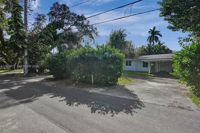 18500 NE 23rd Ct, Miami, FL 33180 - Photo 3