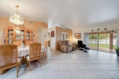 20103 NW 57th Pl, Hialeah, FL 33015 - Photo 3