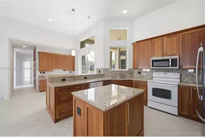 833 Crestview Cir, Weston, FL 33327 - Photo 3