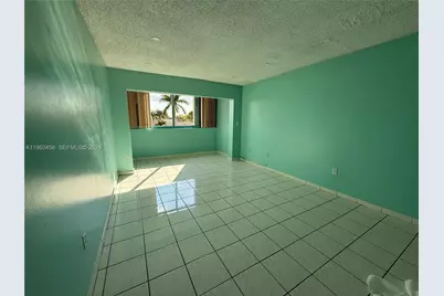 1555 W 44th Pl #305, Hialeah, FL 33012 - Photo 5